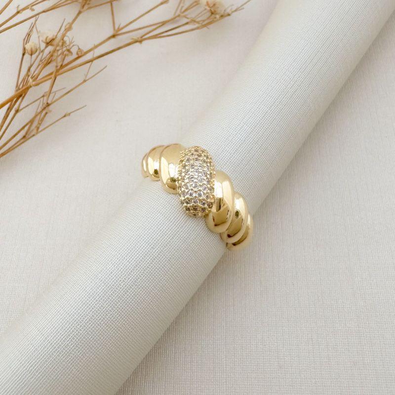 03.2456.1.O - (18) Anel em modelo croissant com onda central cravejada