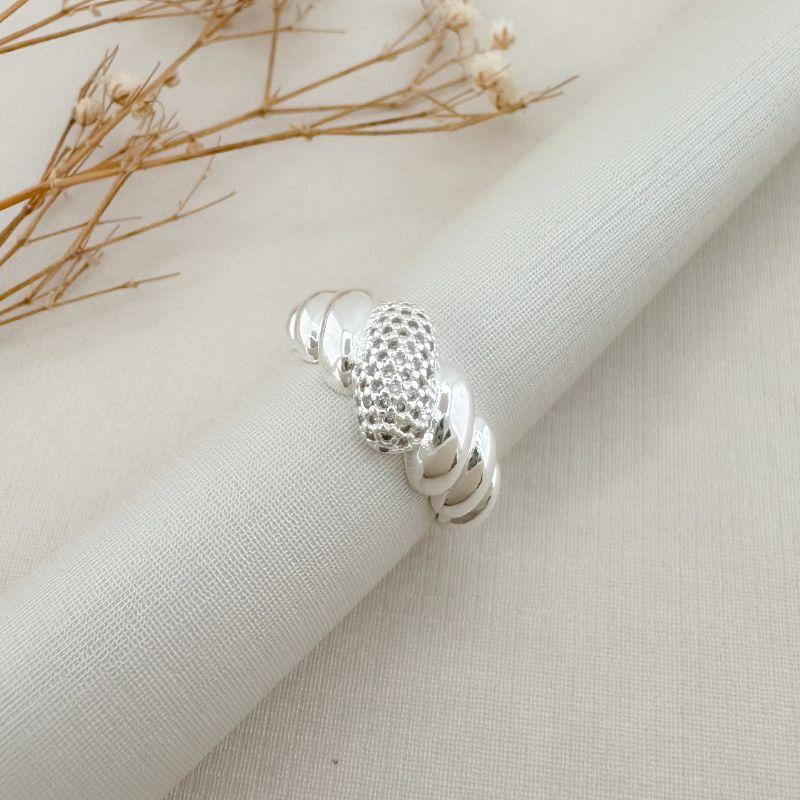 03.2456.1.S - (18) Anel em modelo croissant com onda central cravejada