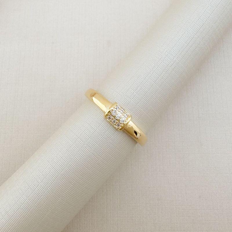 03.2458.1.O - (19) Anel com quadrado central cravejado 3x3 com borda alta lisa em aro liso