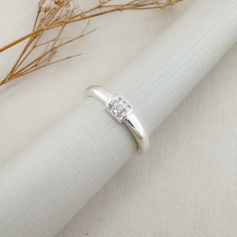 03.2458.1.S - (19) Anel com quadrado central cravejado 3x3 com borda alta lisa em aro liso