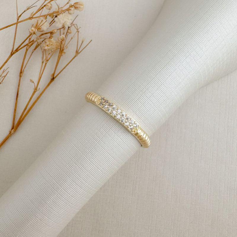 03.2460.1.O - (19) Anel de aro em efeito espiral com barra cravejada de duas lisas central