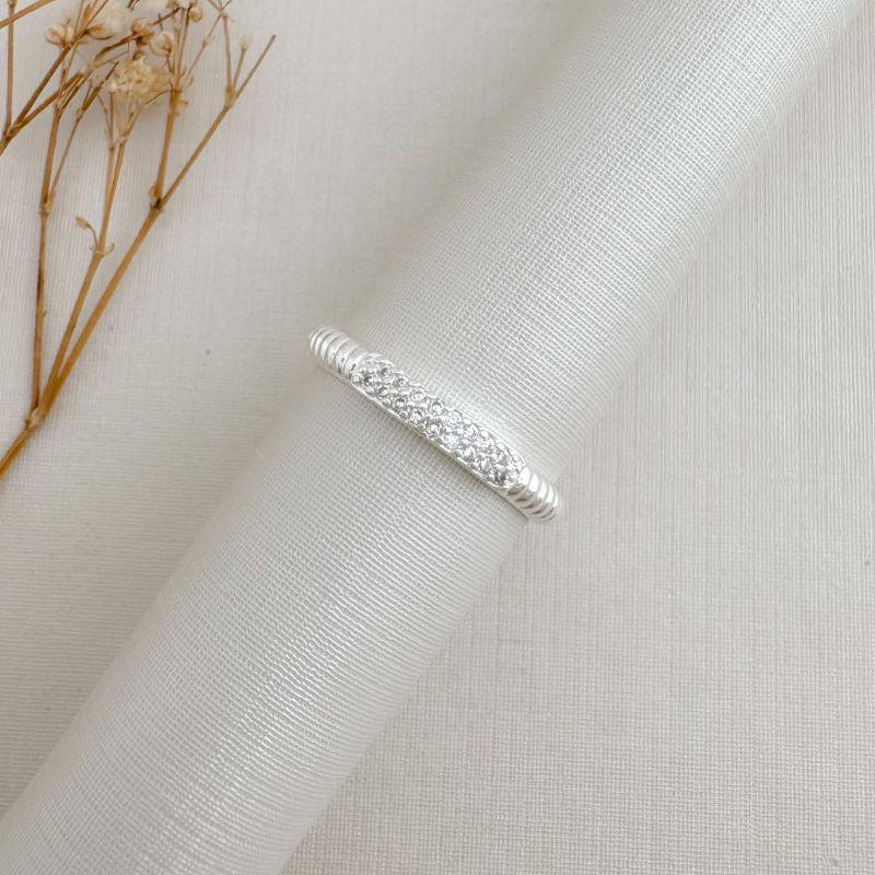 03.2460.1.S - (14) Anel de aro em efeito espiral com barra cravejada de duas lisas central