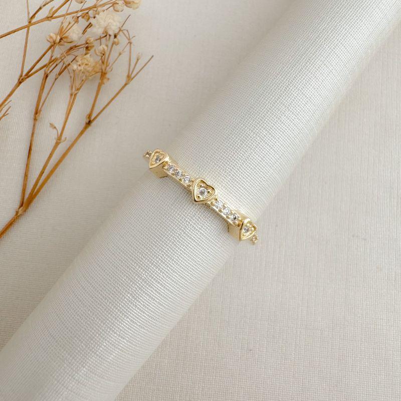 03.2462.1.O - (17) Anel de três mini corações com borda em aro cravejado