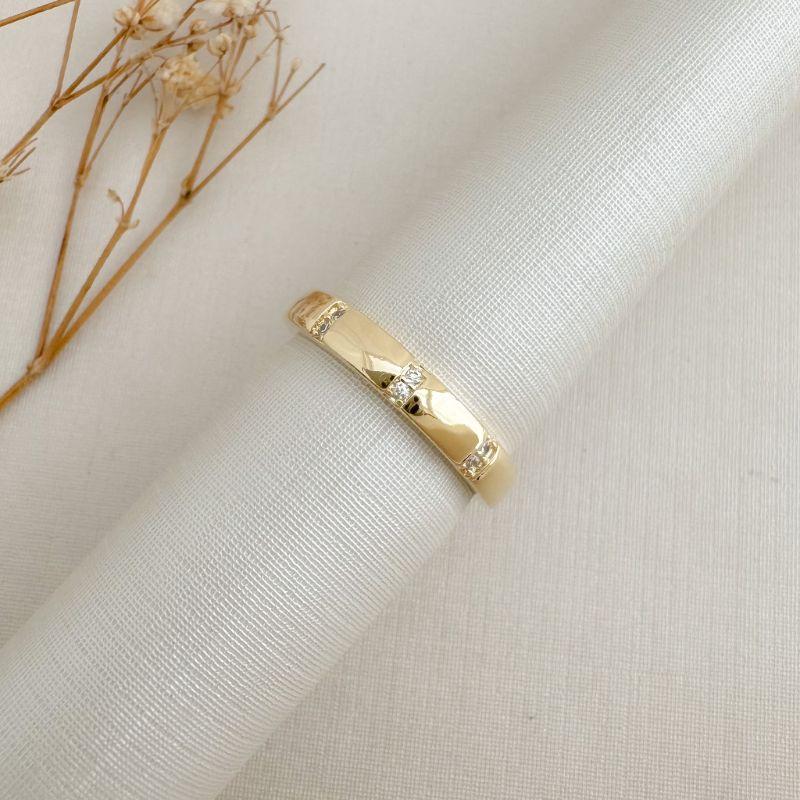 03.2463.1.O - (14) Anel estilo aliança em borda reta com três barras de zircônias