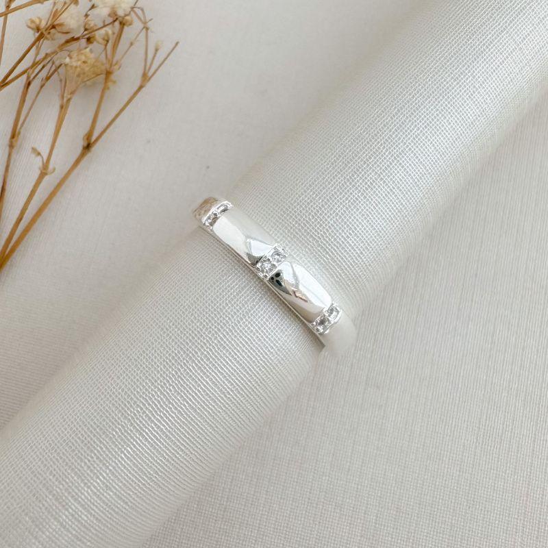 03.2463.1.S - (16) Anel estilo aliança em borda reta com três barras de zircônias