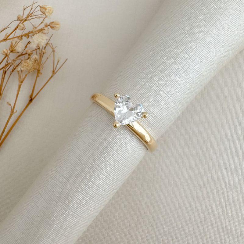 03.2464.1.O - (19) Anel solitário alto de pedra coração em aro liso