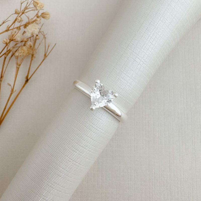 03.2464.1.S - (22) Anel solitário alto de pedra coração em aro liso