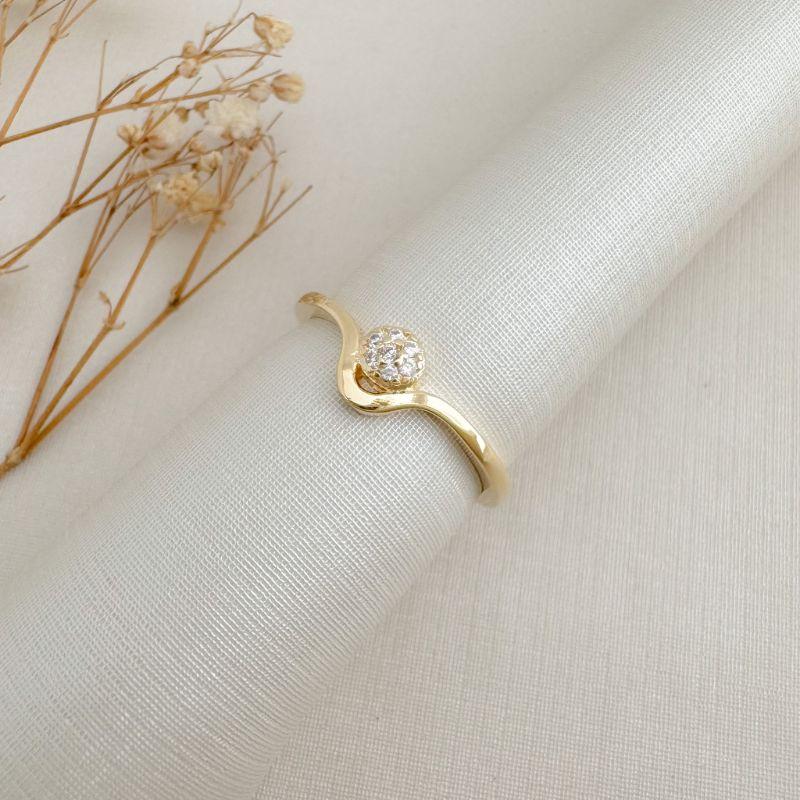 03.2465.1.O - (24) Anel de aro liso com onda central e circulo cravejado