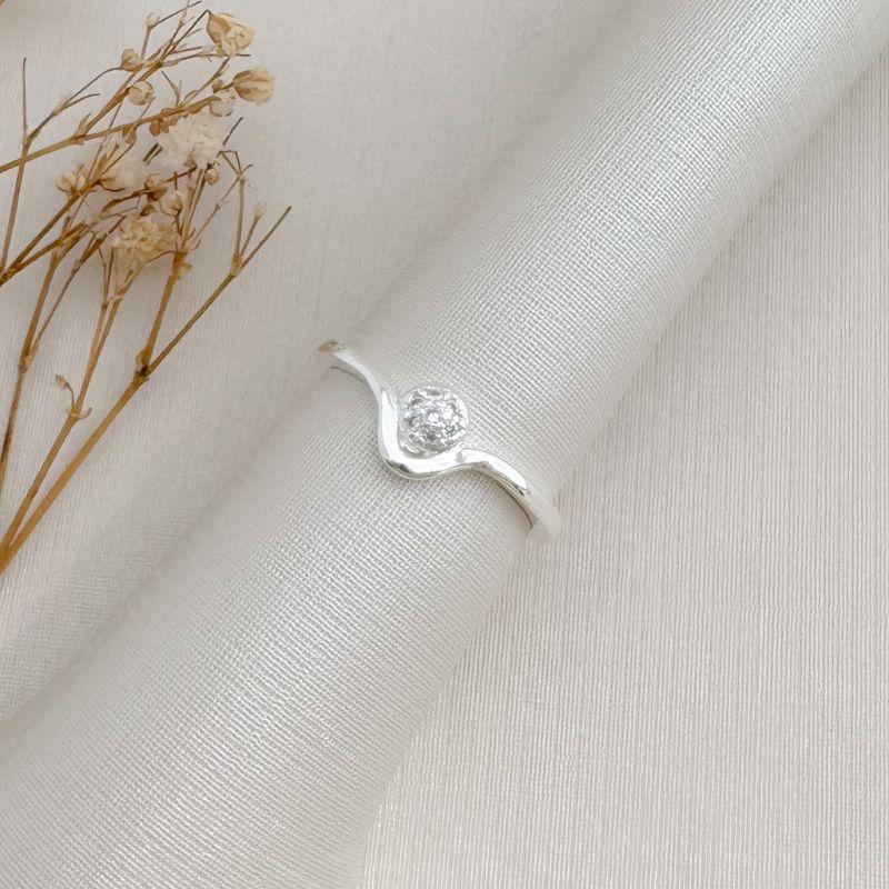 03.2465.1.S - (17) Anel de aro liso com onda central e circulo cravejado