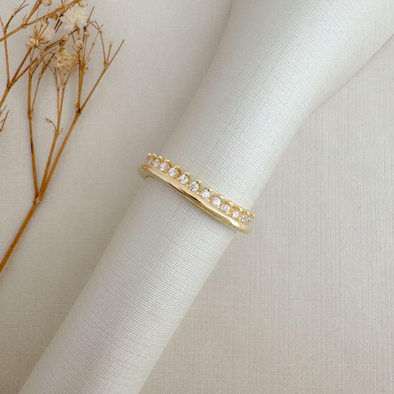 03.2466.1.O - (20) Anel de aro liso circular com uma linha de zircônias em cravação garra