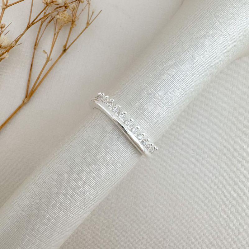 03.2466.1.S - (22) Anel de aro liso circular com uma linha de zircônias em cravação garra