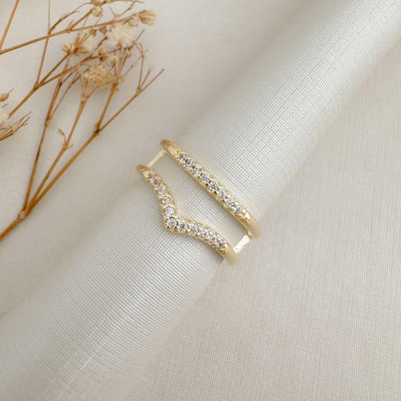 03.2468.1.O - (14) Anel duplo de aros finos cravejados um aro em formato micro V