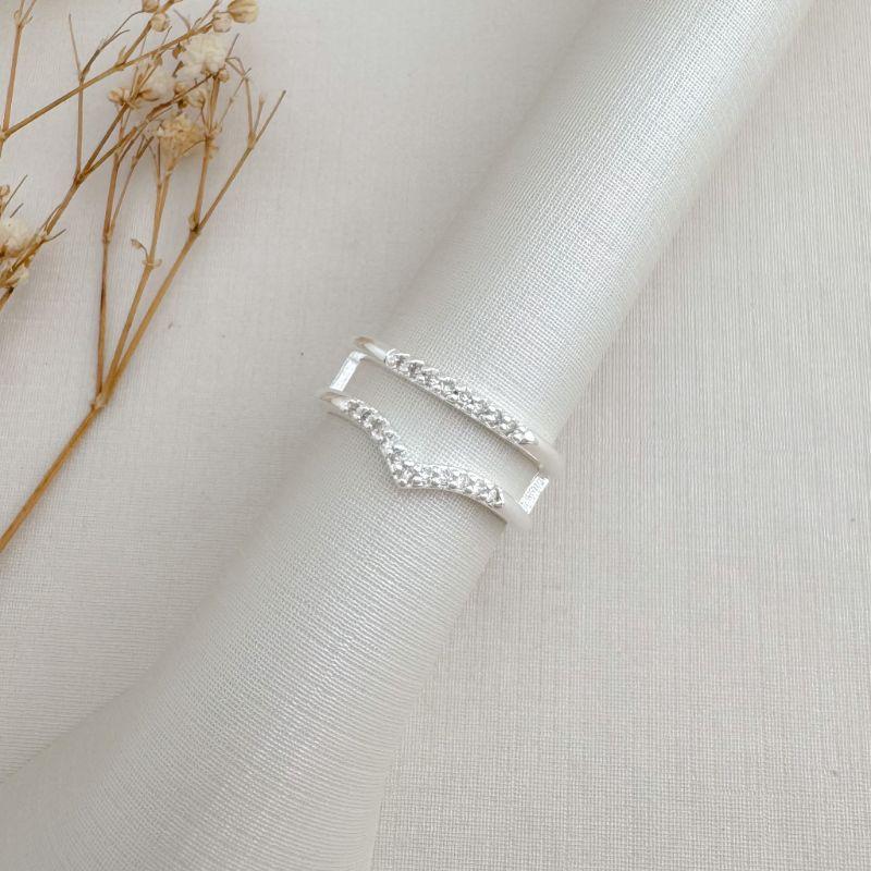 03.2468.1.S - (15) Anel duplo de aros finos cravejados um aro em formato micro V