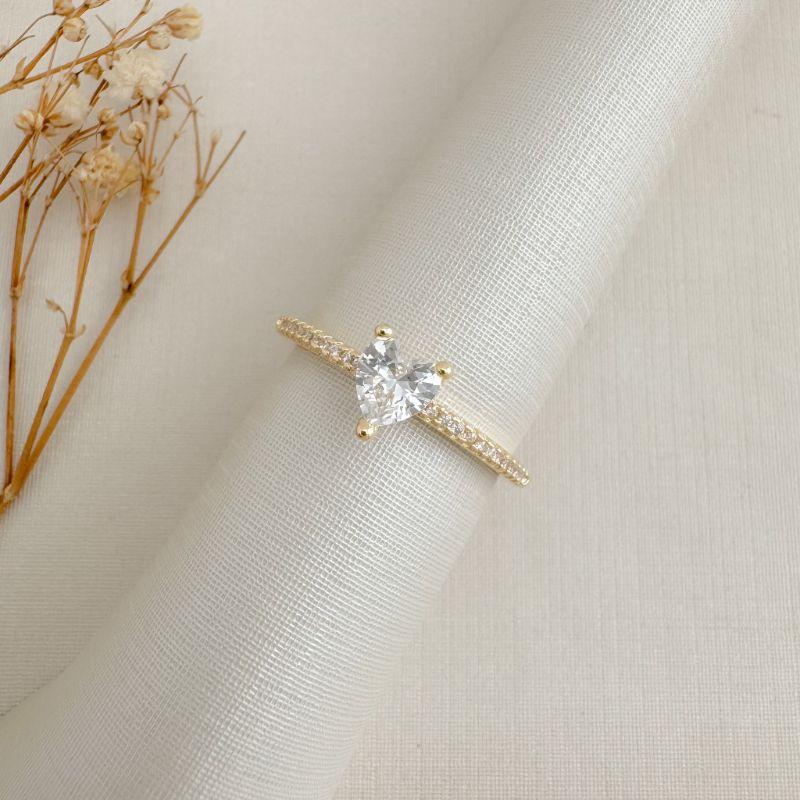 03.2469.1.O - (19) Anel solitário em coração com aro cravejado de borda reta