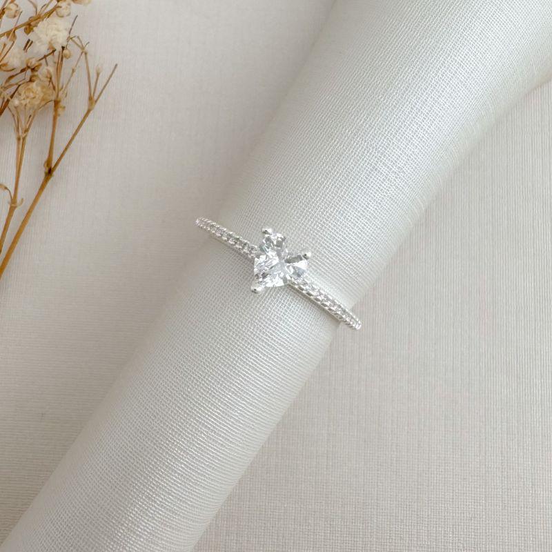 03.2469.1.S - (17) Anel solitário em coração com aro cravejado de borda reta