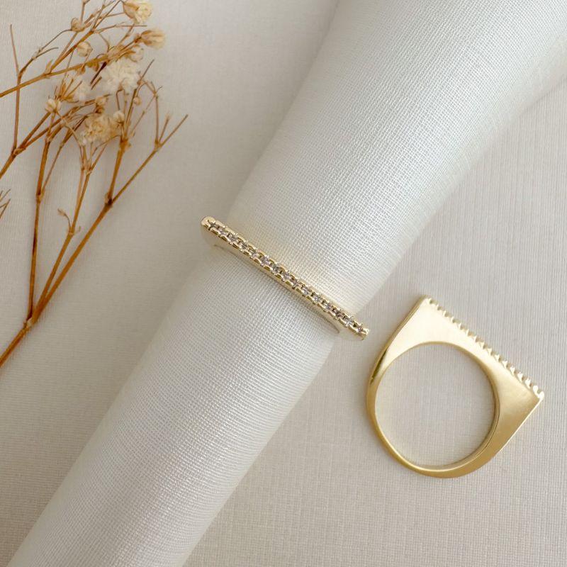 03.2470.1.O - (21) Anel de aro fino com parte superior quadrada em linha cravejada