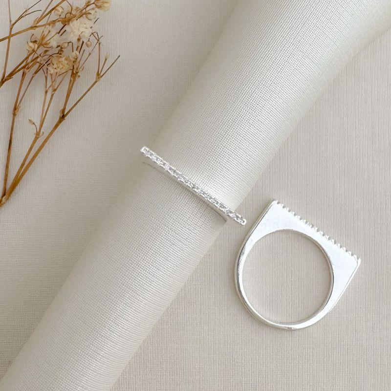 03.2470.1.S - (17) Anel de aro fino com parte superior quadrada em linha cravejada