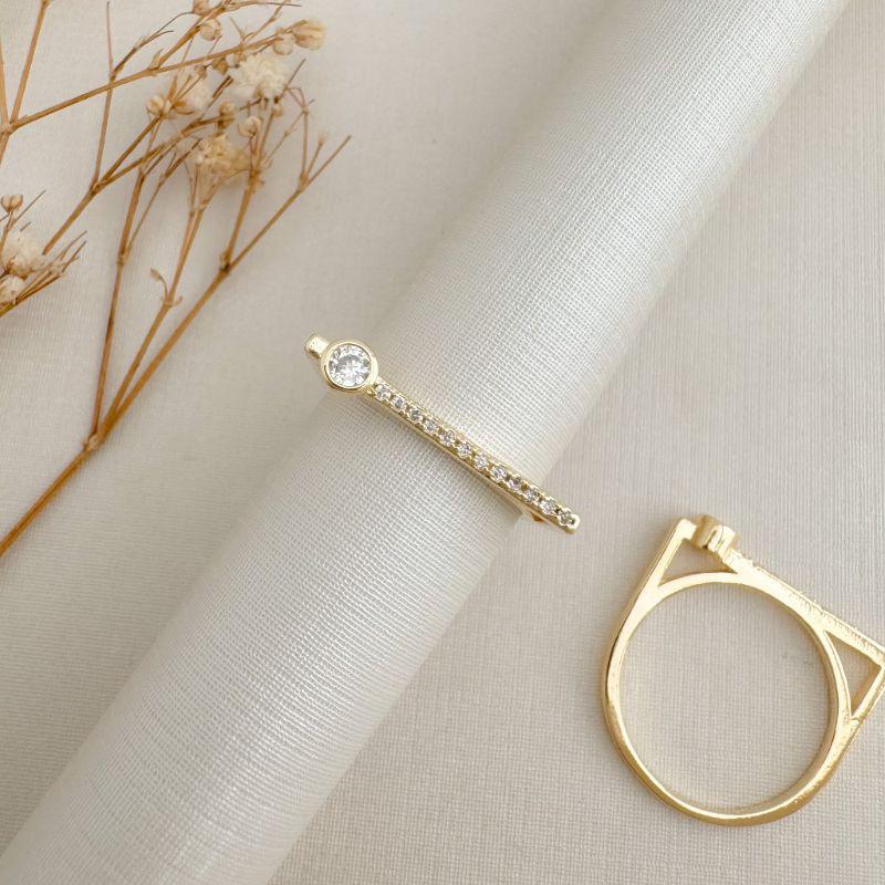 03.2471.1.O - (19) Anel de aro fino com parte superior quadrada cravejada com um ponto de luz final