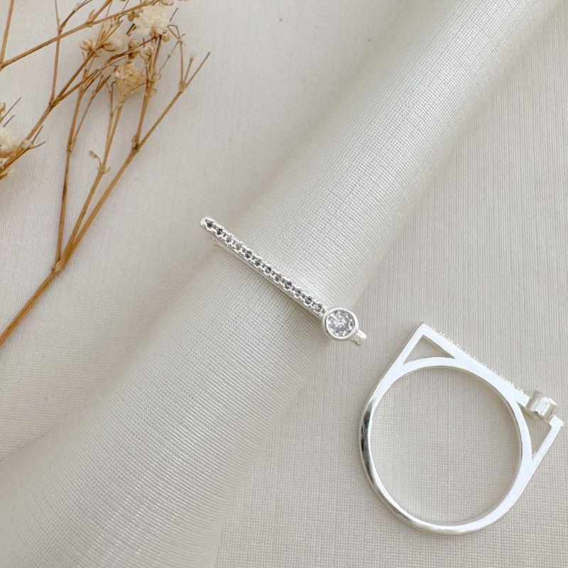 03.2471.1.S - (22) Anel de aro fino com parte superior quadrada cravejada com um ponto de luz final