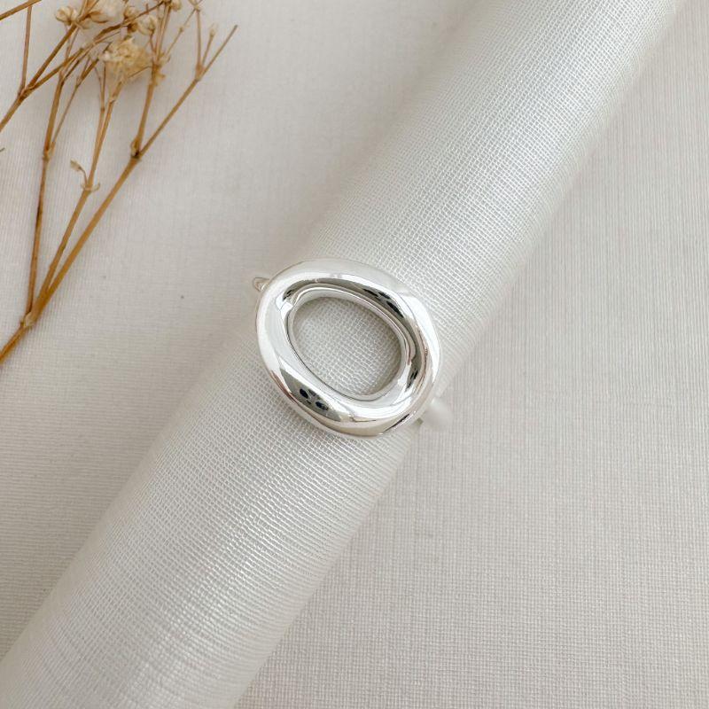 03.2472.0.S - (21) Anel de aro fino liso com parte superior oval larga lisa de borda arredondada