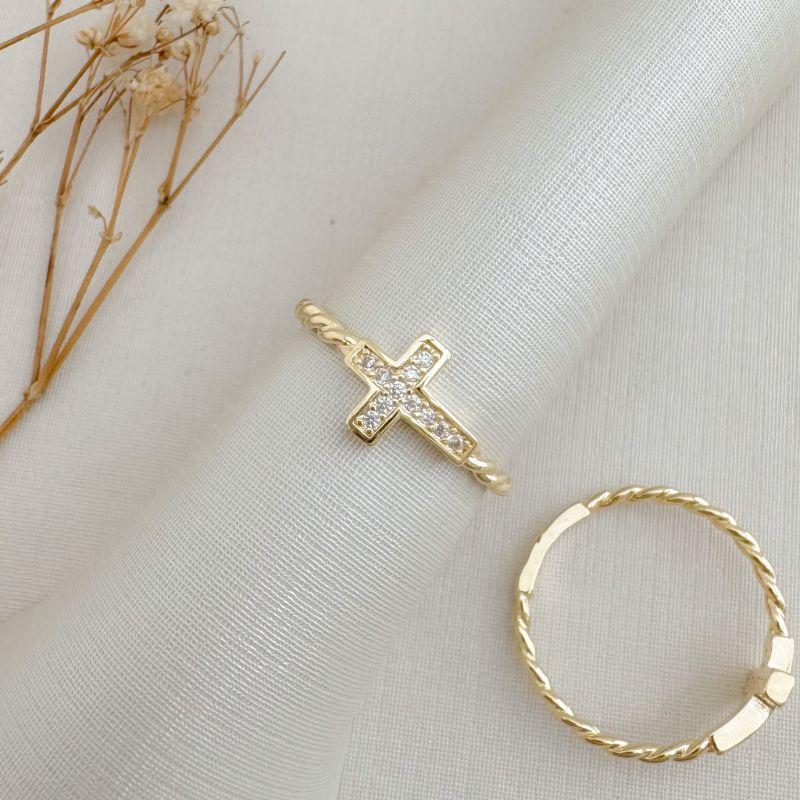 03.2475.1.O - (19) Anel de aro espiral com cruz central cravejada com borda