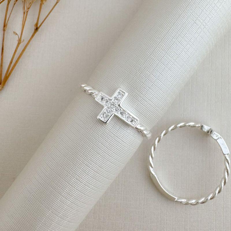 03.2475.1.S - (19) Anel de aro espiral com cruz central cravejada com borda