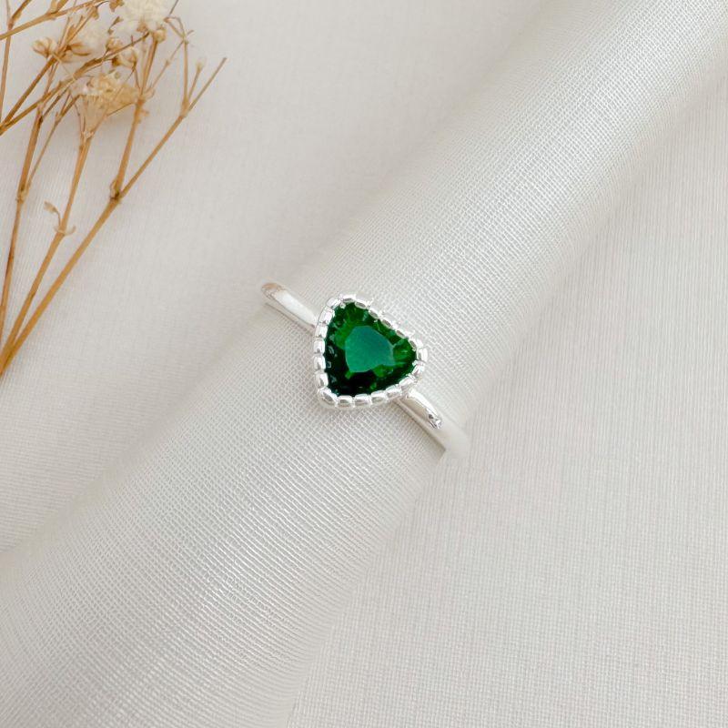 03.2477.5.S - (17) Anel de aro fino liso com coração em cravação barras