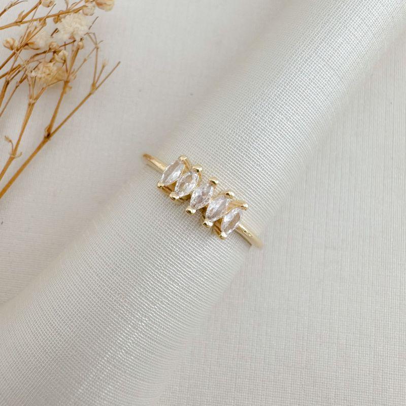 03.2478.1.O - (14) Anel de aro fino liso com cinco pedra navetes em parte superior