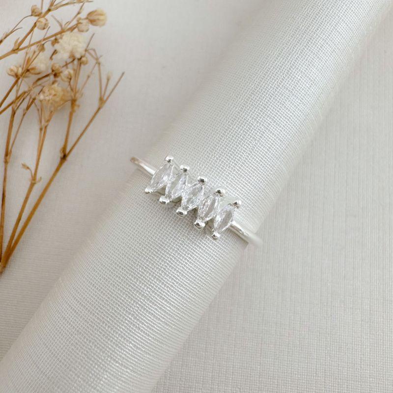 03.2478.1.S - (17) Anel de aro fino liso com cinco pedra navetes em parte superior