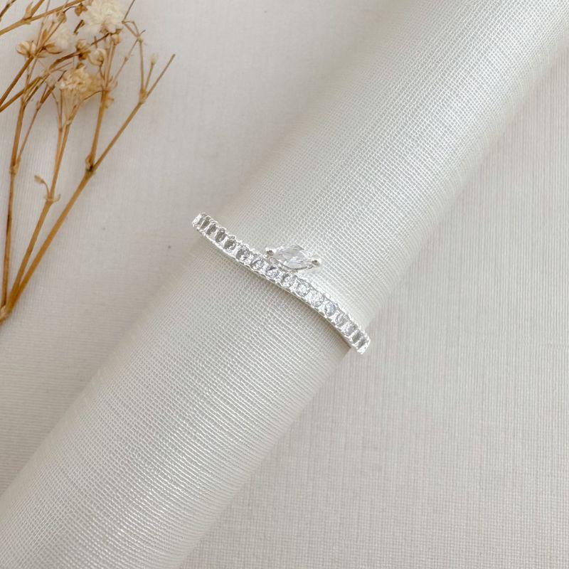 03.2479.1.S - (19) Anel de aro ondulado de uma linha cravejada com uma pedra navete