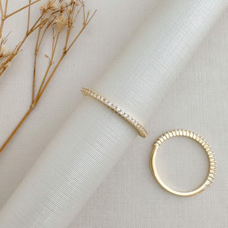 03.2481.1.O - (17) Anel estilo aparador de aro fino em cravação garras