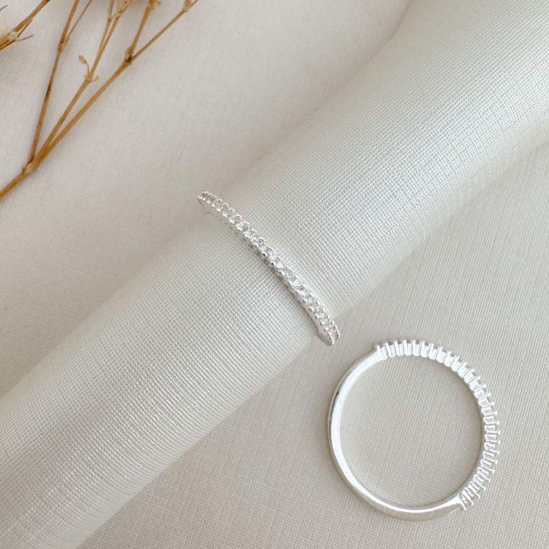 03.2481.1.S - (14) Anel estilo aparador de aro fino em cravação garras