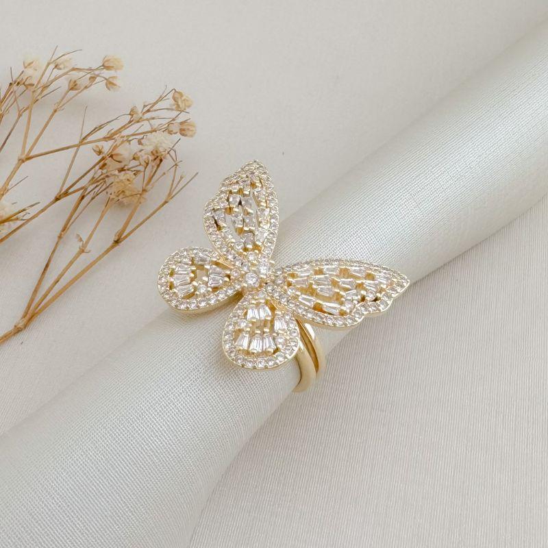 03.2482.1.O - (14) Anel de borboleta com cravação interna em baguete de silhueta em micro