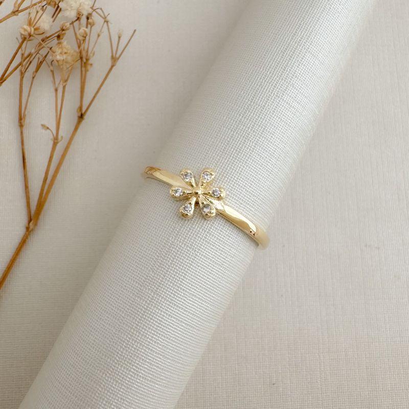 03.2483.1.O - (20) Anel de aro fino liso com mini margarida cravejada