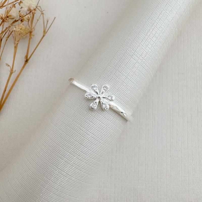 03.2483.1.S - (20) Anel de aro fino liso com mini margarida cravejada