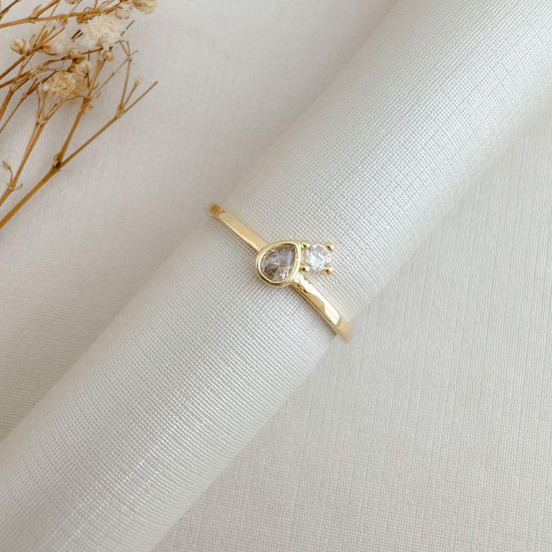 03.2485.1.O - (24) Anel de aro liso com pedra em gota central com micro em garra