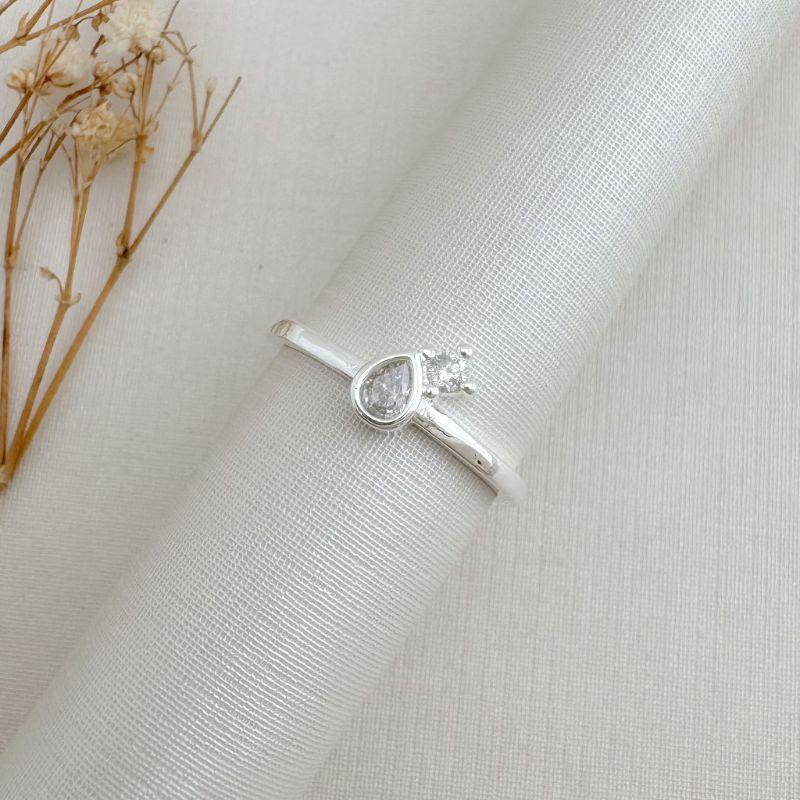 03.2485.1.S - (19) Anel de aro liso com pedra em gota central com micro em garra