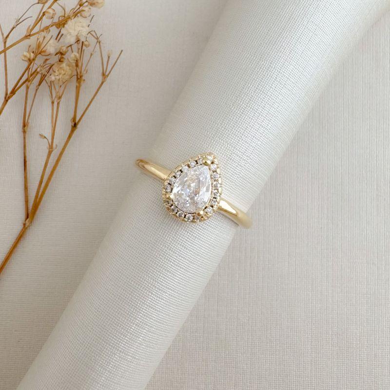 03.2486.1.O - (22) Anel solitário de gota com uma coluna de cravação aura