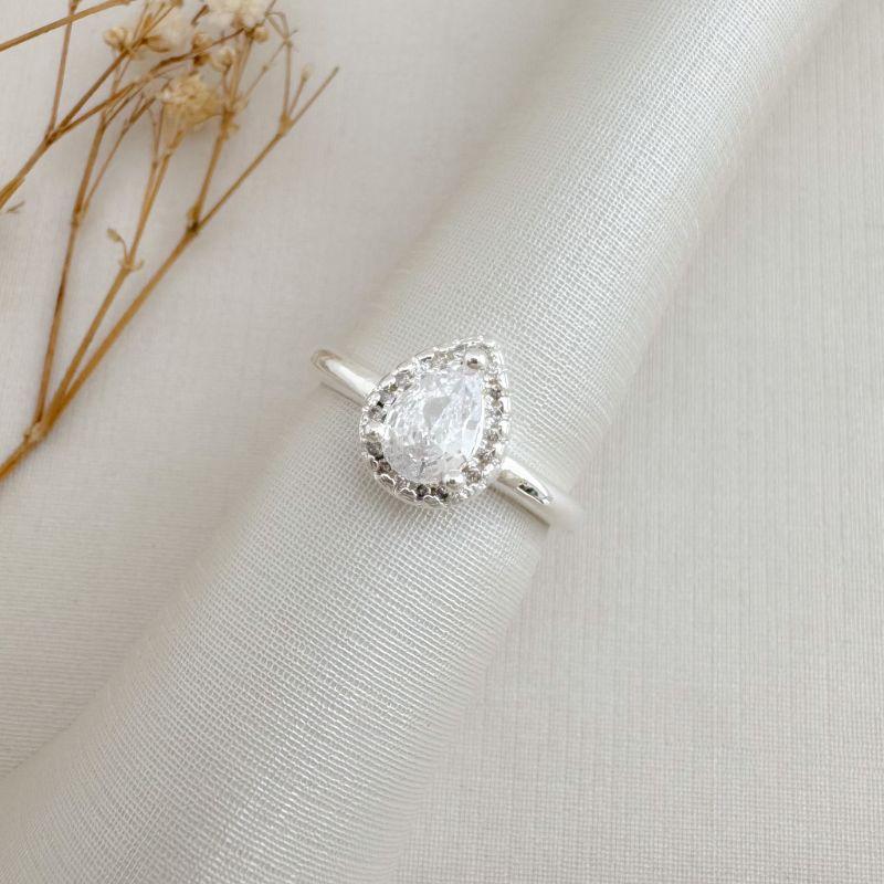 03.2486.1.S - (19) Anel solitário de gota com uma coluna de cravação aura