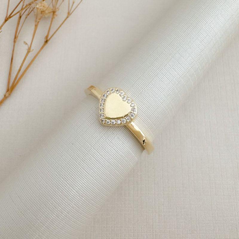 03.2487.1.O - (20) Anel de aro em borda quadrada com coração liso de borda cravejada