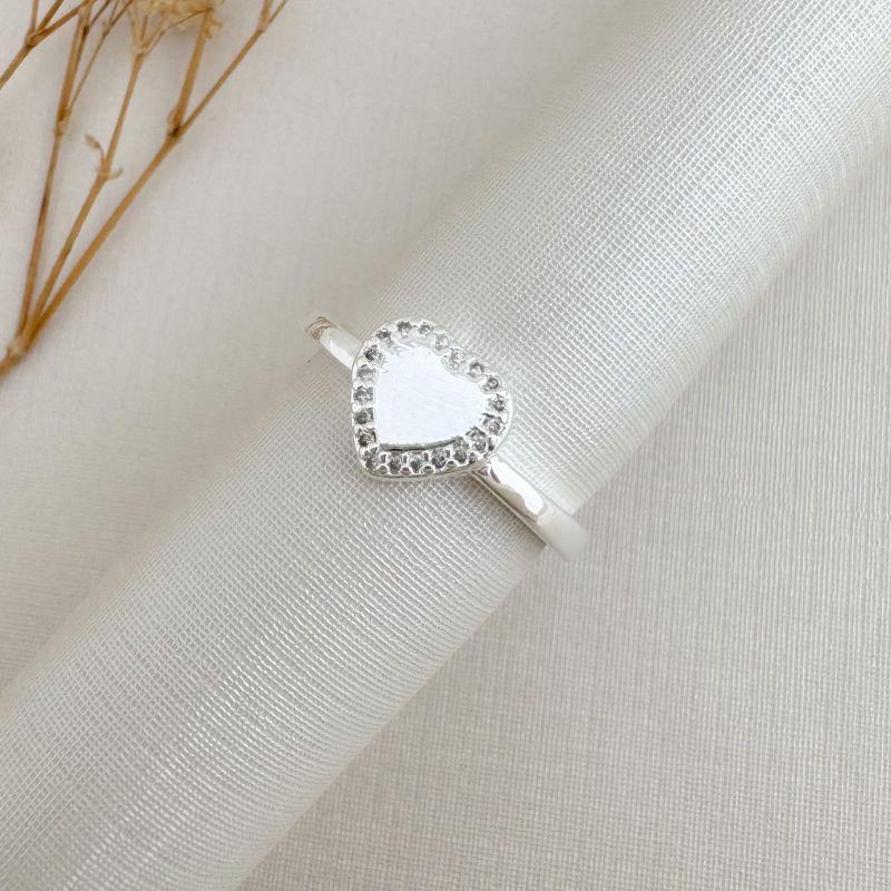 03.2487.1.S - (14) Anel de aro em borda quadrada com coração liso de borda cravejada