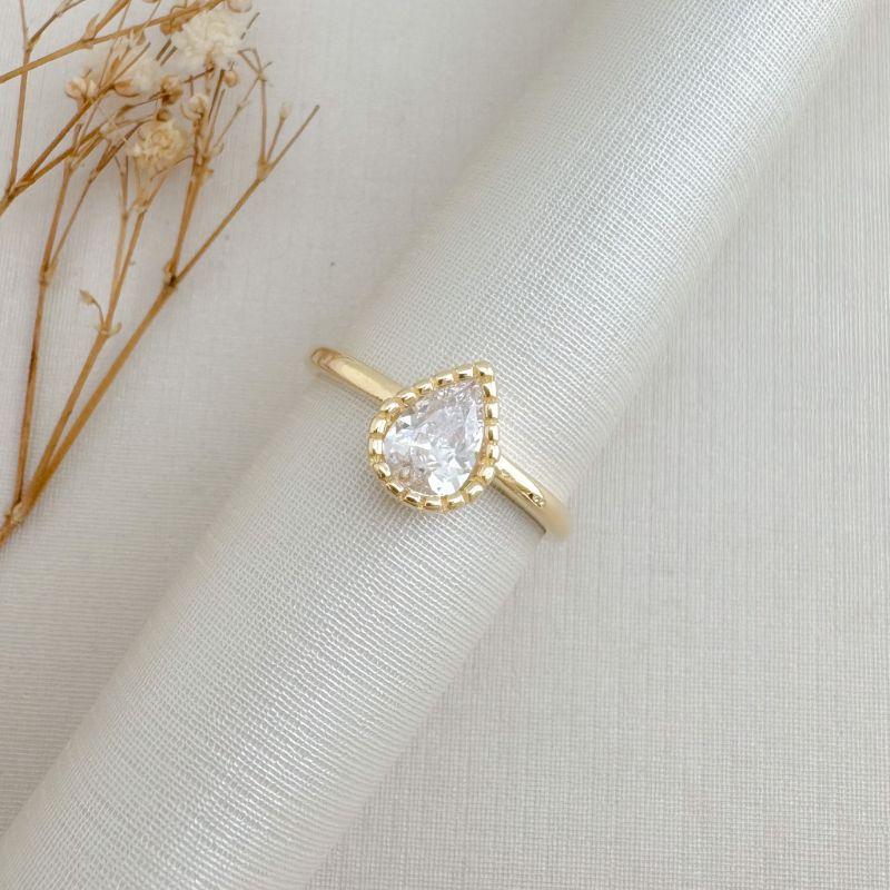 03.2488.1.O - (16) Anel solitário de gota em cravação barras em aro liso