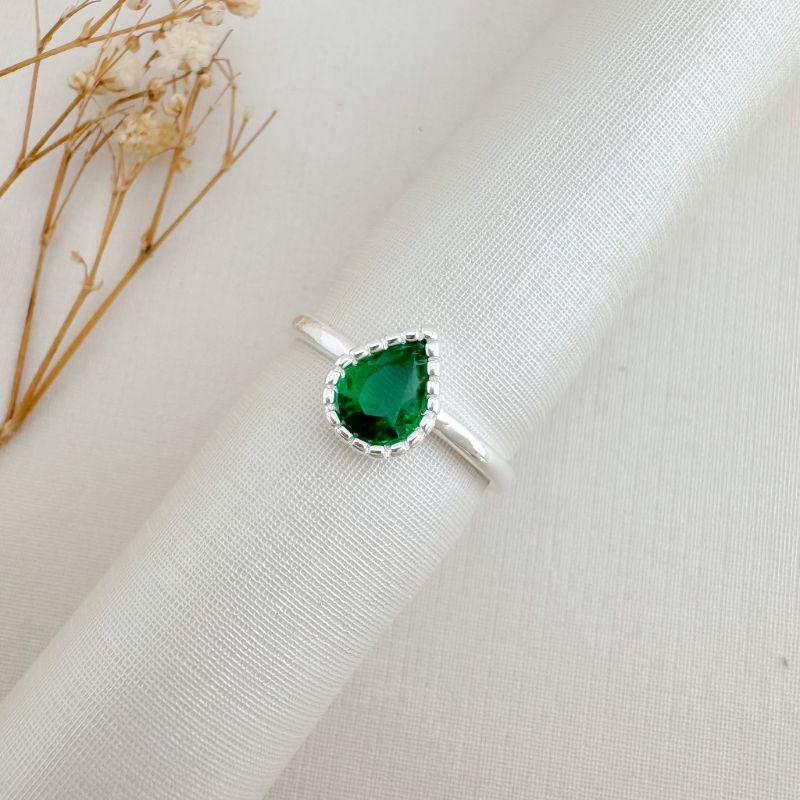 03.2488.5.S - (19) Anel solitário de gota em cravação barras em aro liso