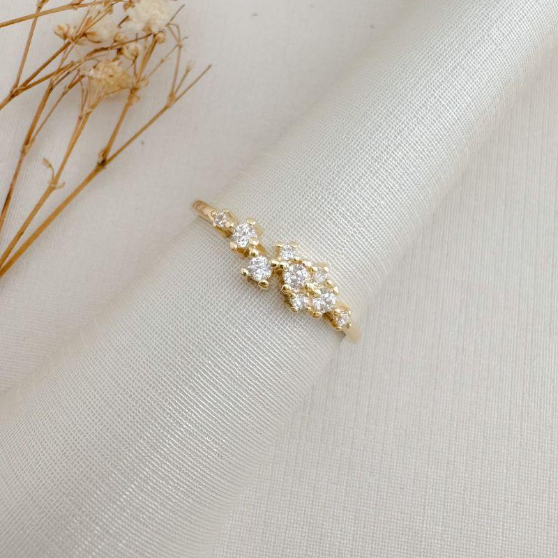 03.2489.1.O - (19) Anel de nove ponto de luz em cravação garras em aro liso