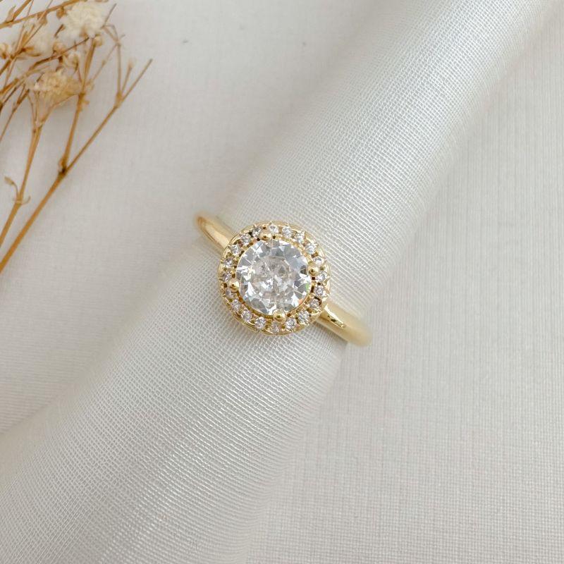 03.2490.1.O - (19) Anel solitário de pedra em 7mm com uma linha de aura cravejada