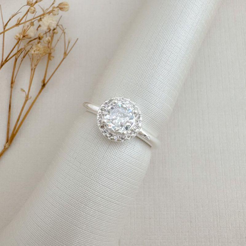 03.2490.1.S - (21) Anel solitário de pedra em 7mm com uma linha de aura cravejada