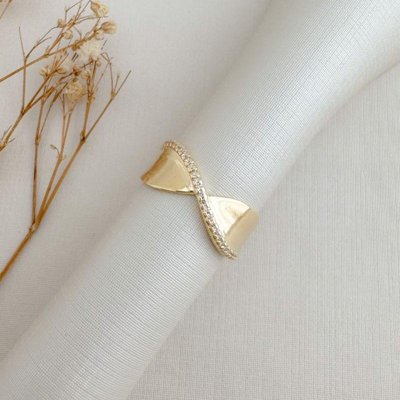 03.2491.1.O - (22) Anel estilo gravata borboleta lisa com uma linha em onda de cravação