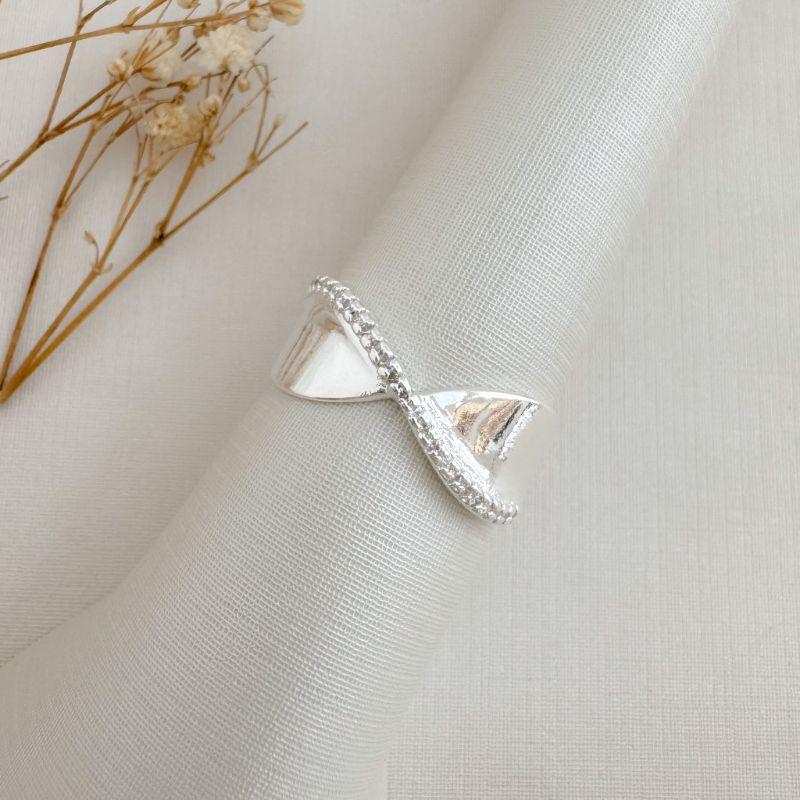 03.2491.1.S - (19) Anel estilo gravata borboleta lisa com uma linha em onda de cravação