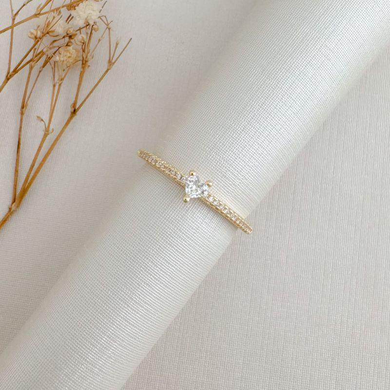 03.2492.1.O - (14) Anel solitário de pedra em coração de cravação garras e aro cravejado