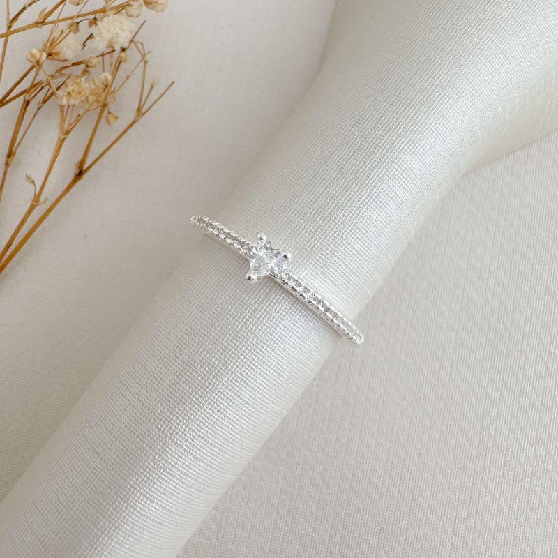 03.2492.1.S - (18) Anel solitário de pedra em coração de cravação garras e aro cravejado